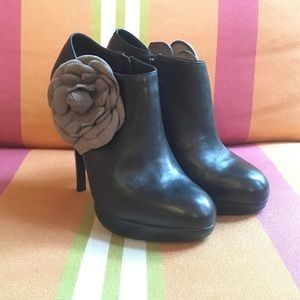 NEW Kelsi Daggger Rosabella Booties